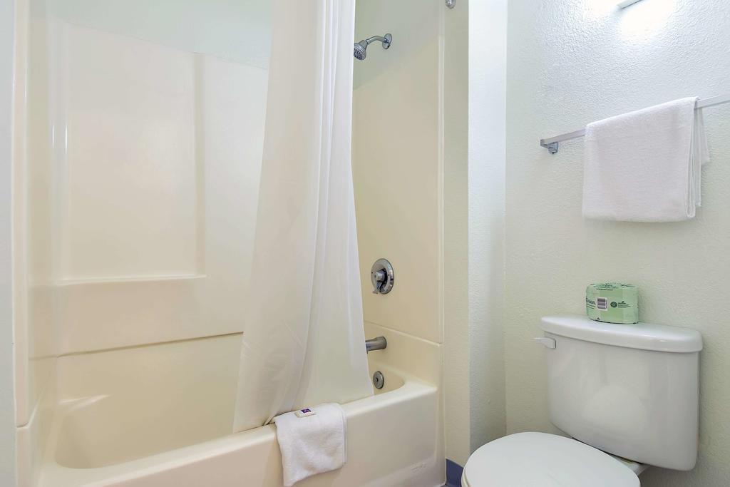 Motel 6 Anaheim Stadium - Orange Exterior photo