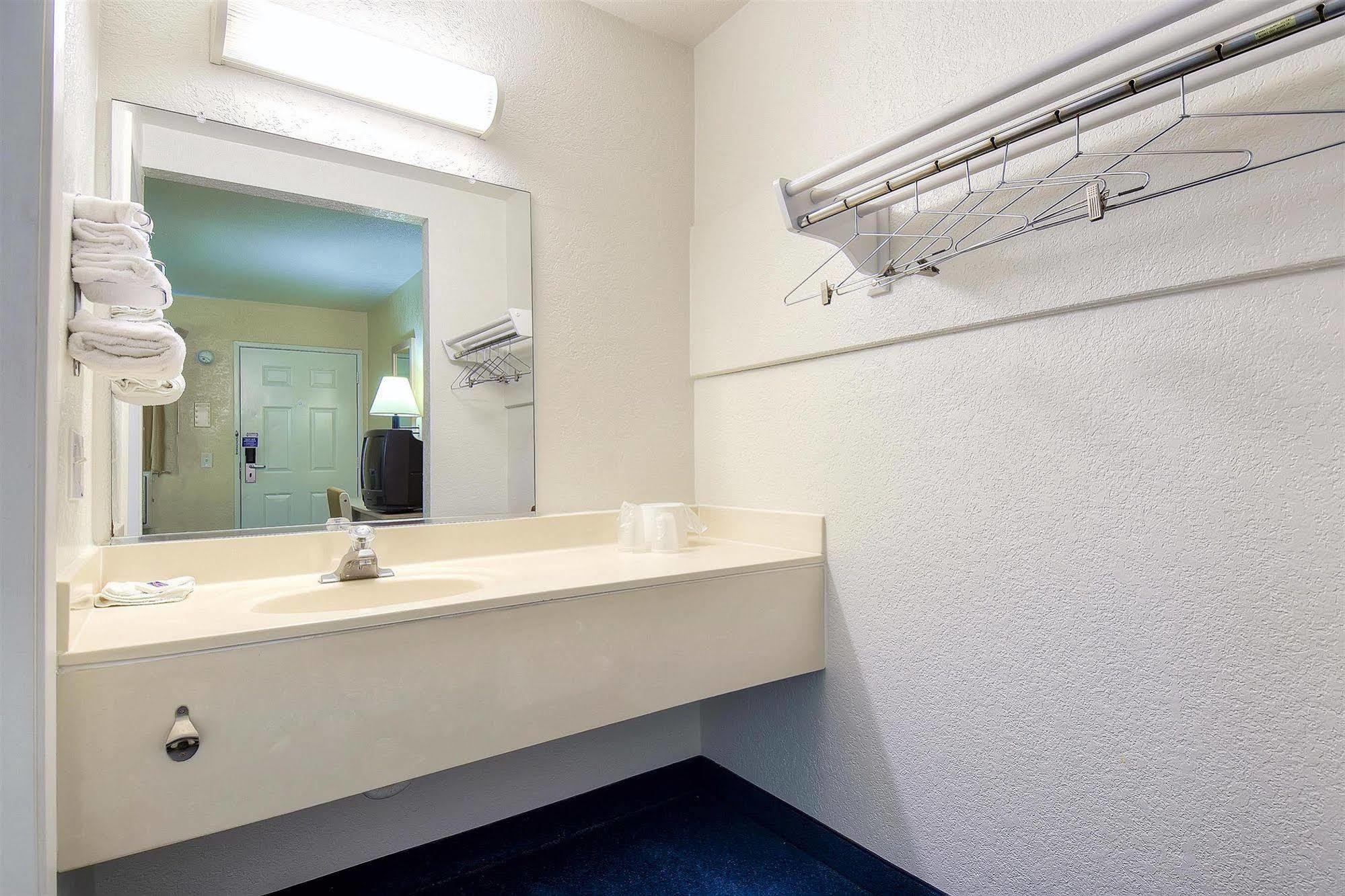 Motel 6 Anaheim Stadium - Orange Exterior photo