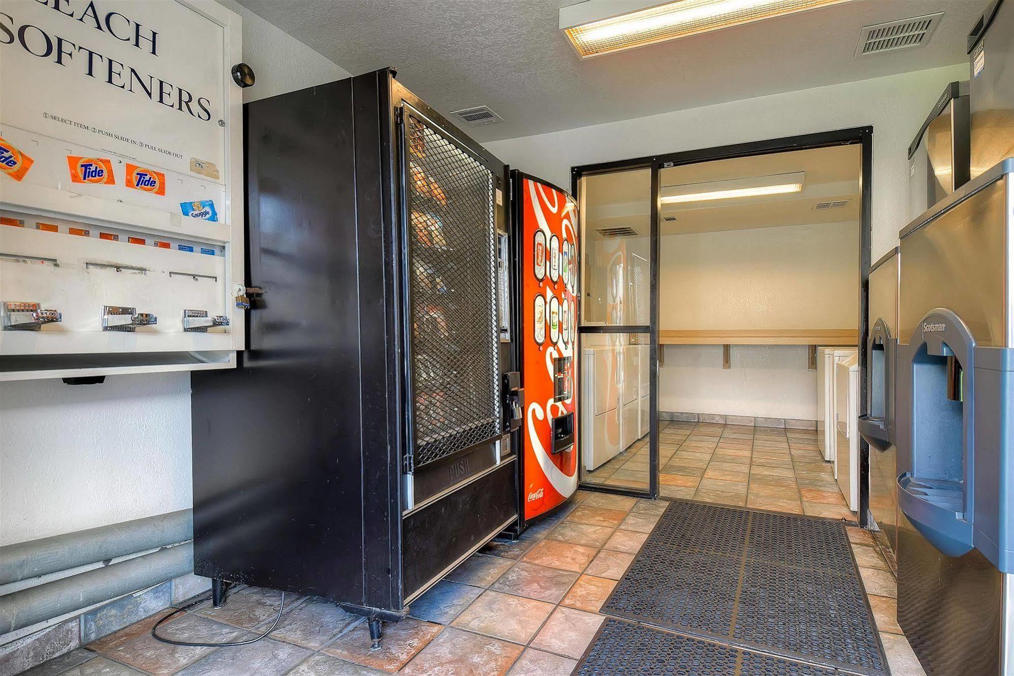 Motel 6 Anaheim Stadium - Orange Exterior photo