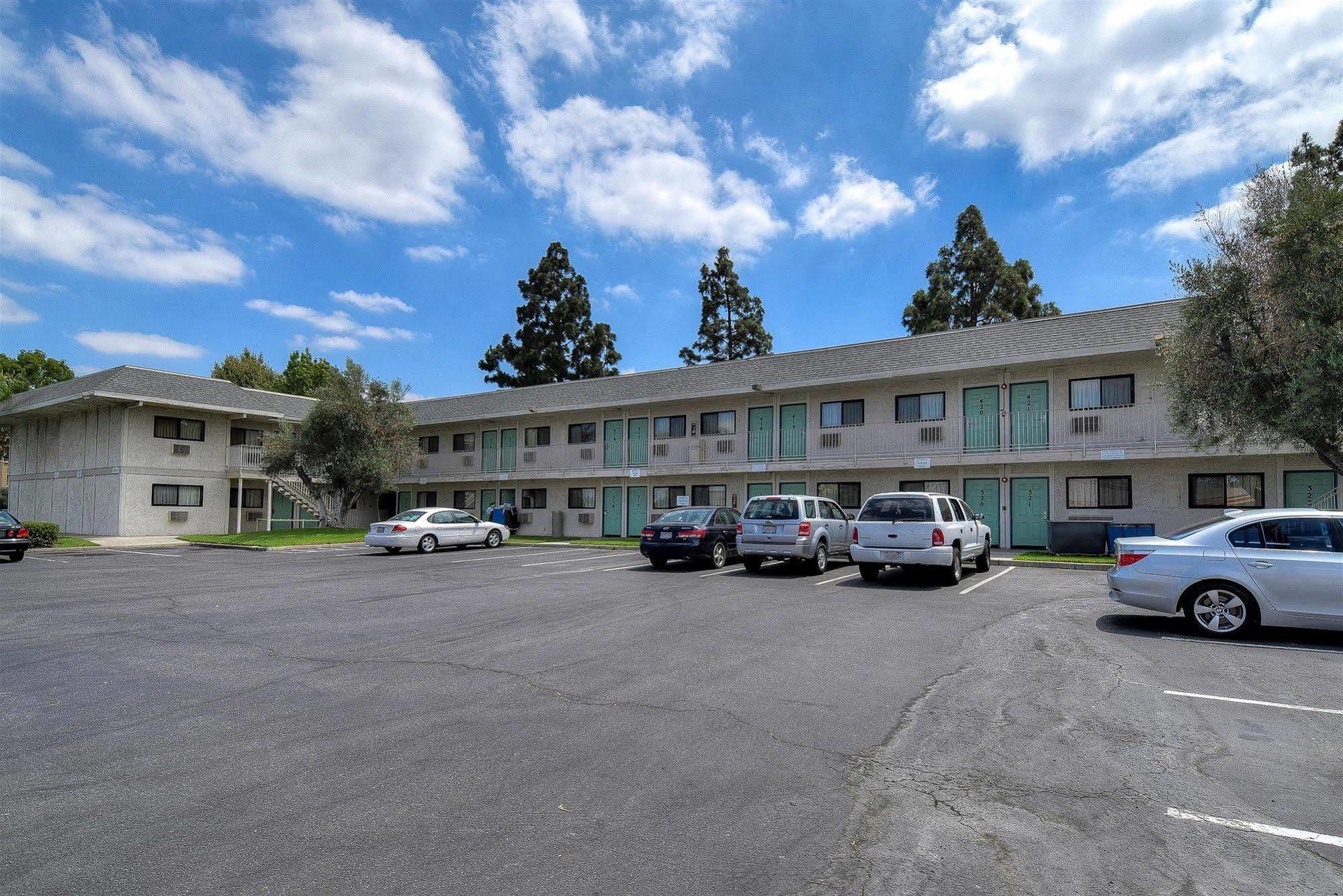 Motel 6 Anaheim Stadium - Orange Exterior photo