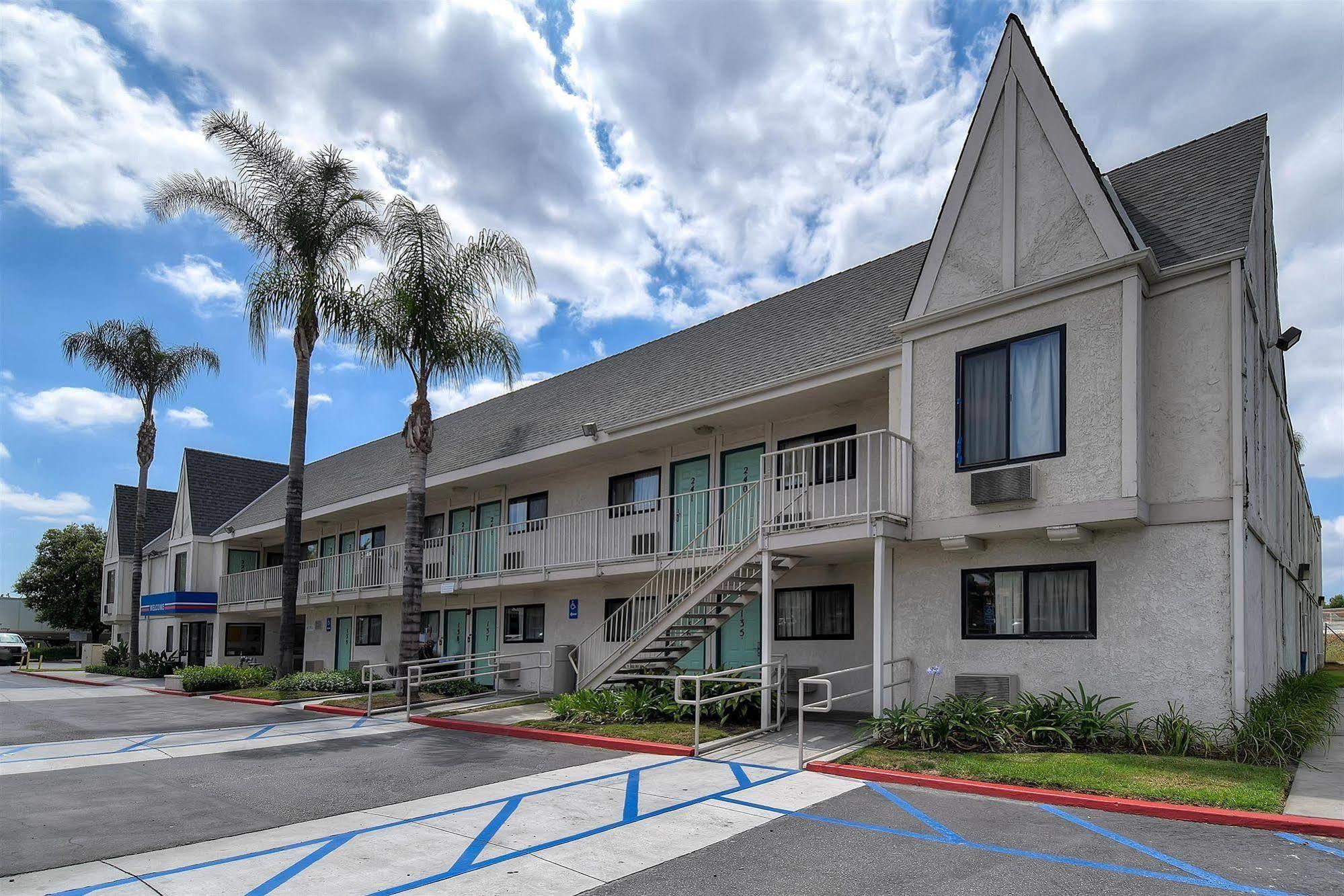 Motel 6 Anaheim Stadium - Orange Exterior photo