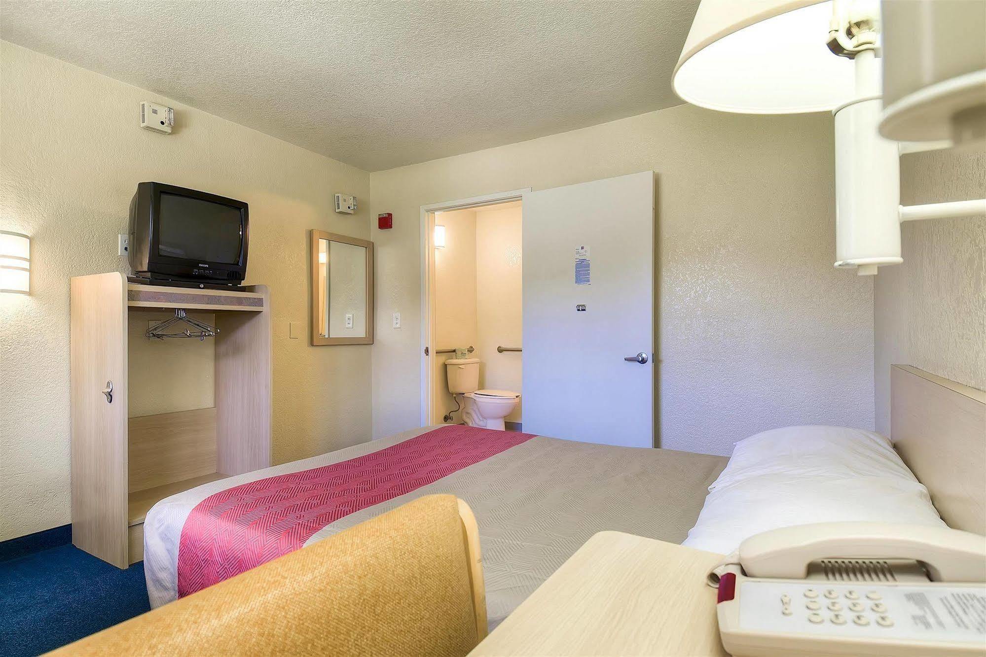 Motel 6 Anaheim Stadium - Orange Exterior photo