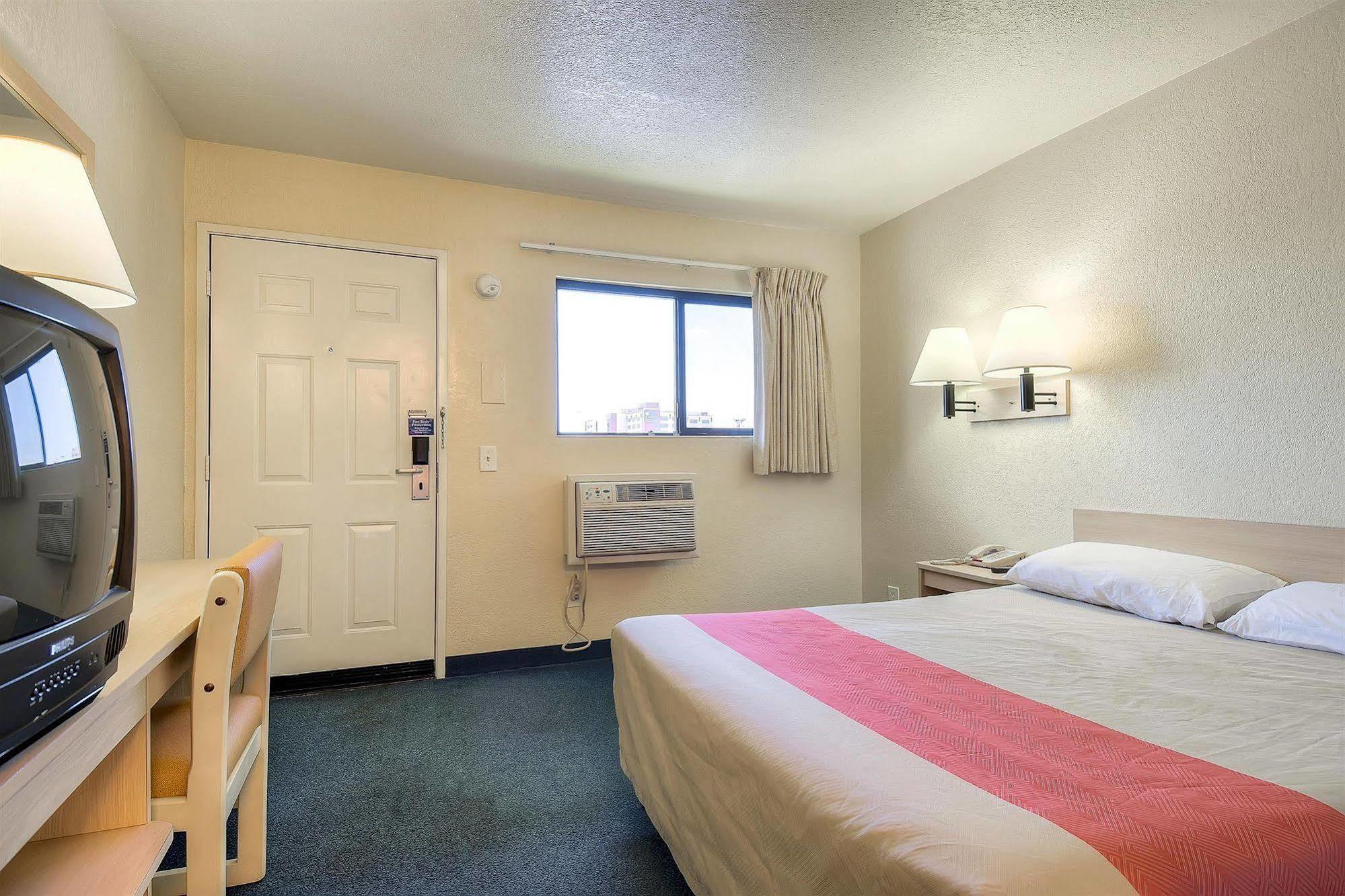 Motel 6 Anaheim Stadium - Orange Exterior photo
