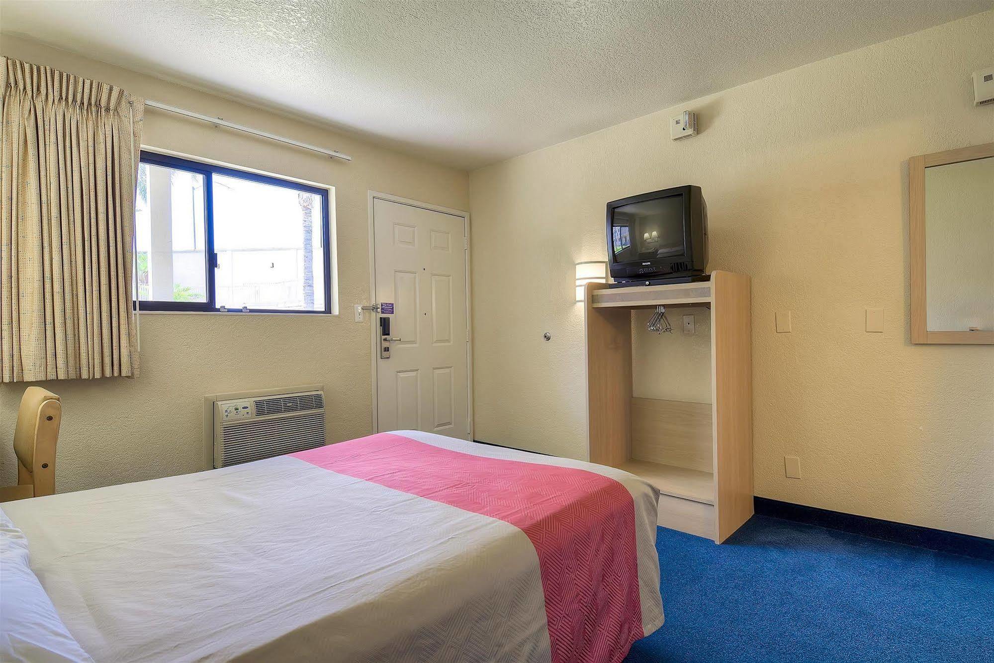 Motel 6 Anaheim Stadium - Orange Exterior photo
