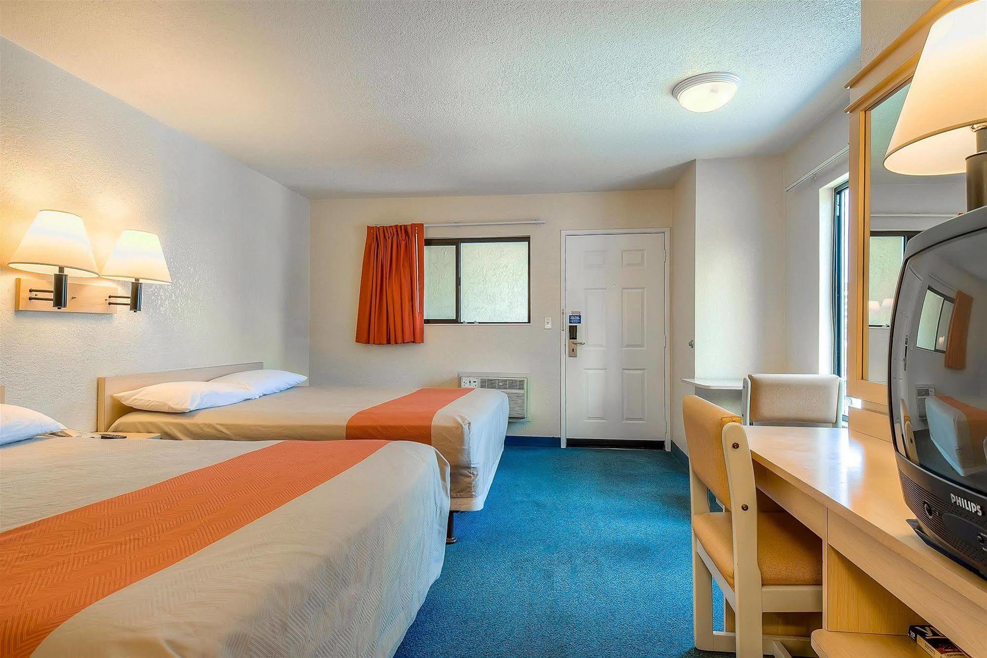 Motel 6 Anaheim Stadium - Orange Exterior photo