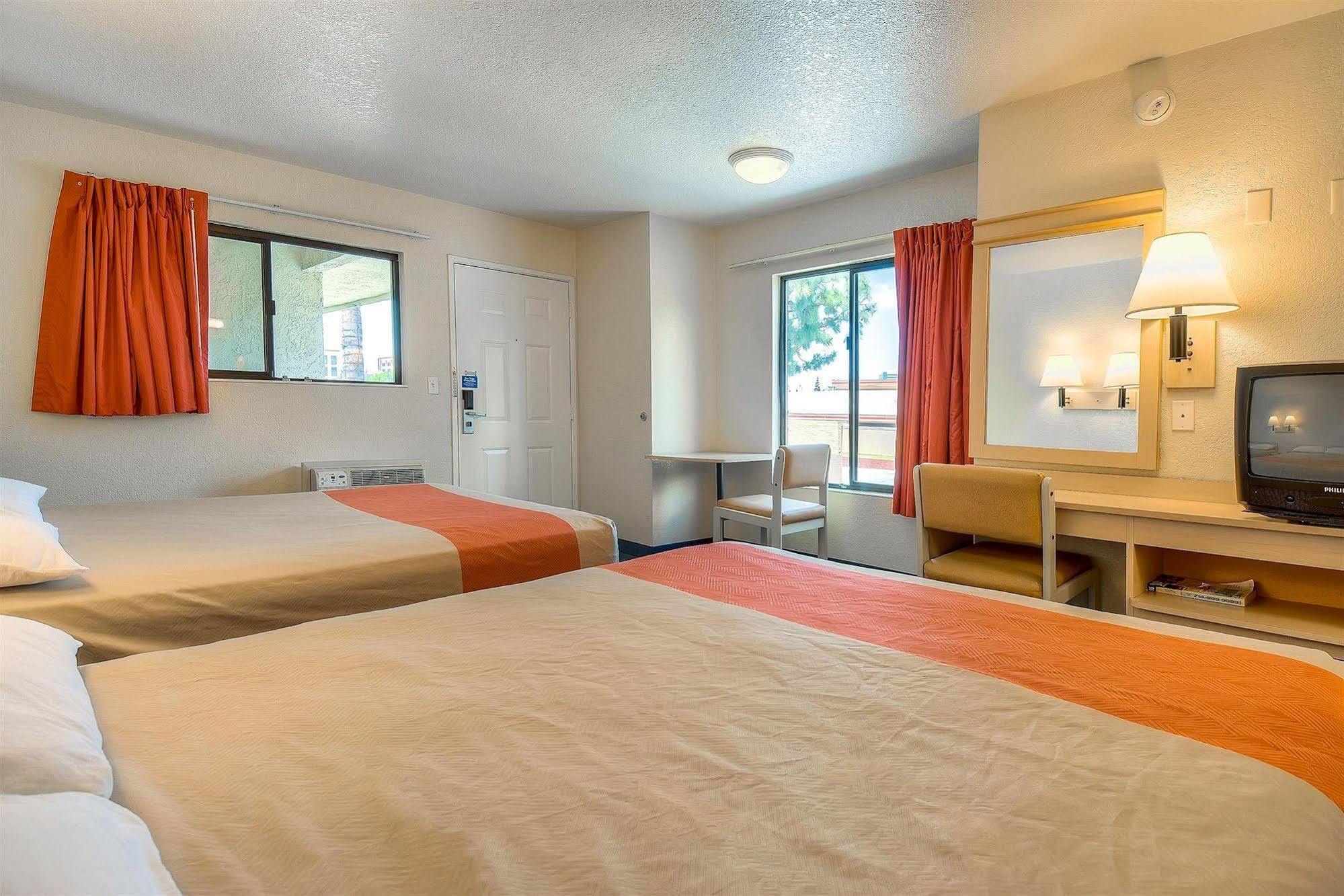 Motel 6 Anaheim Stadium - Orange Exterior photo