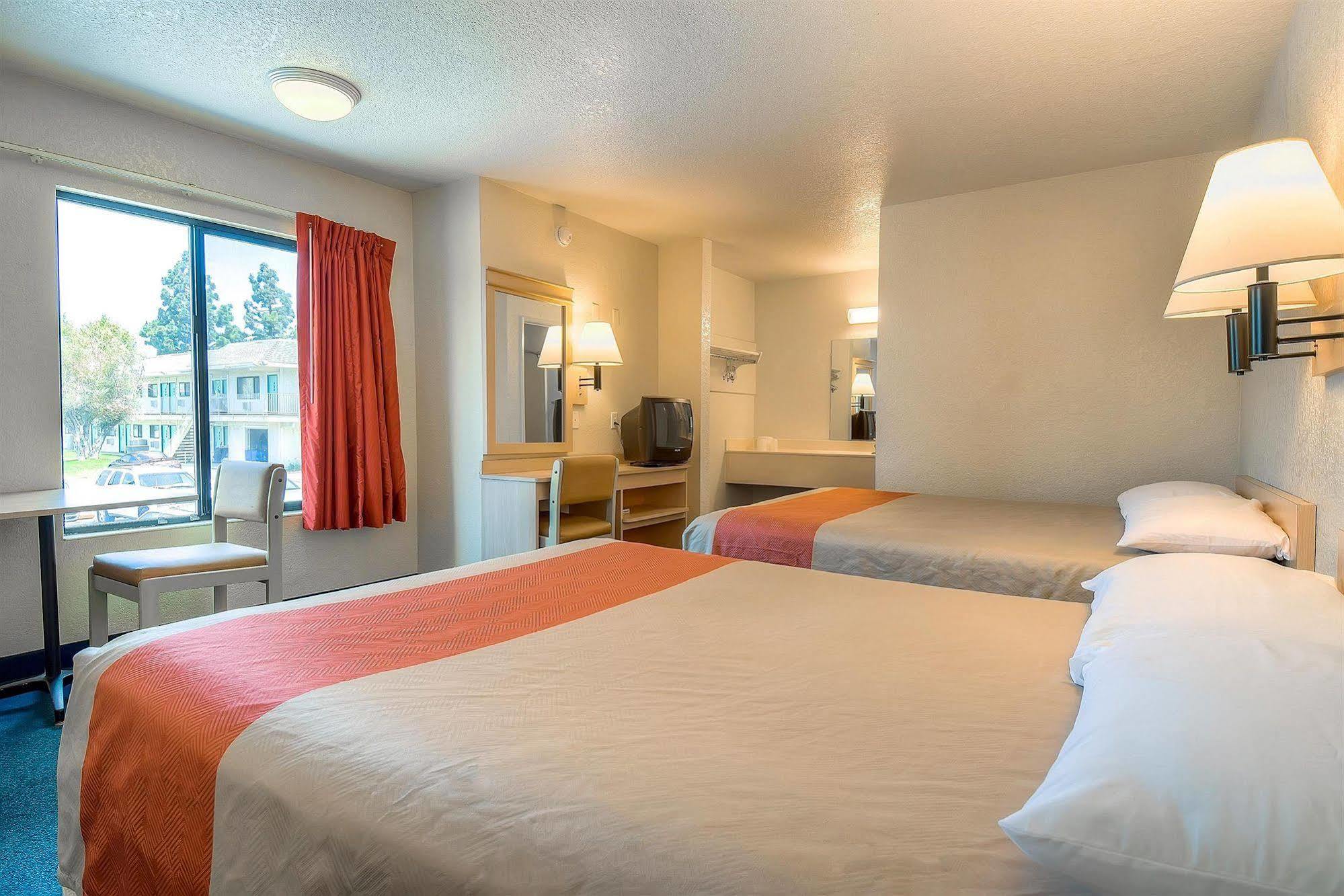 Motel 6 Anaheim Stadium - Orange Exterior photo