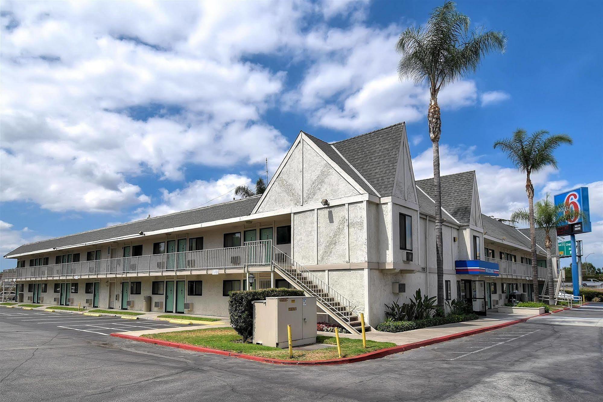 Motel 6 Anaheim Stadium - Orange Exterior photo