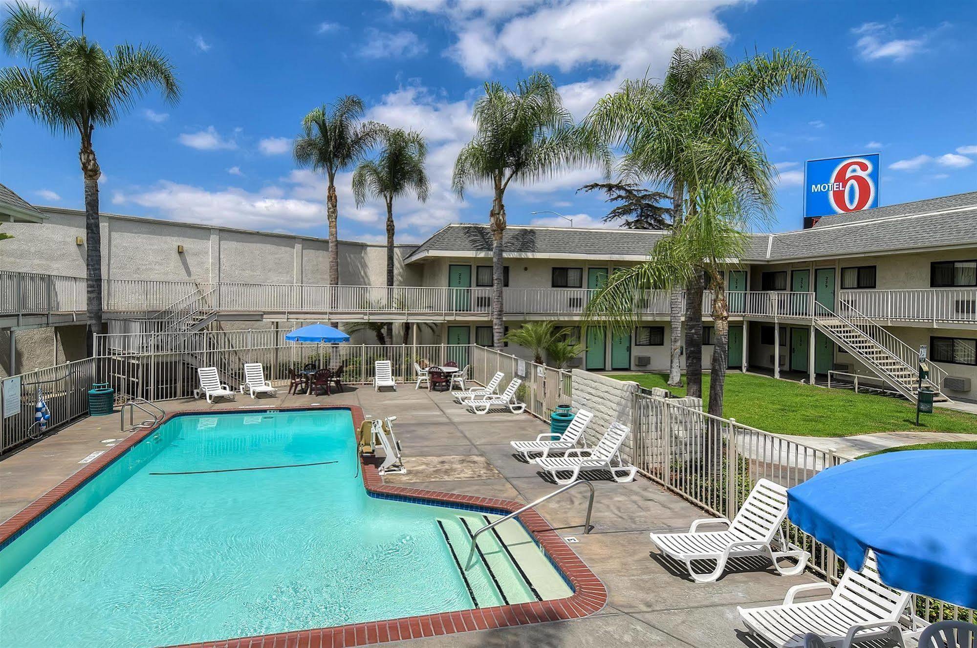 Motel 6 Anaheim Stadium - Orange Exterior photo