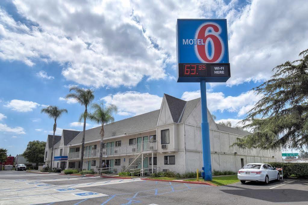 Motel 6 Anaheim Stadium - Orange Exterior photo